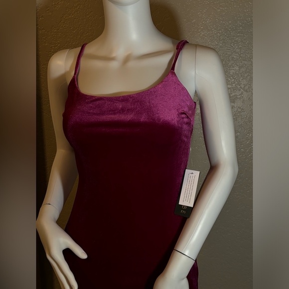 🥳♥️ Junior’s City Vibe Berry Velvet Fringe Asymmetrical Hem Bodycon Dress - Picture 6 of 10